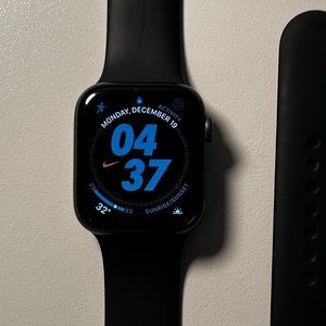 Apple Watch Series 4 (44mm/Aluminum/GPS/Space Gray)